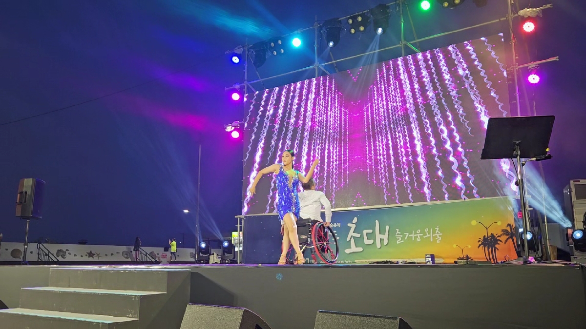 제주 장애인댄스스포츠연맹의 휠체어 댄스 모습. 휠체어를 탄 남성 댄서와 여성댄서의 조화