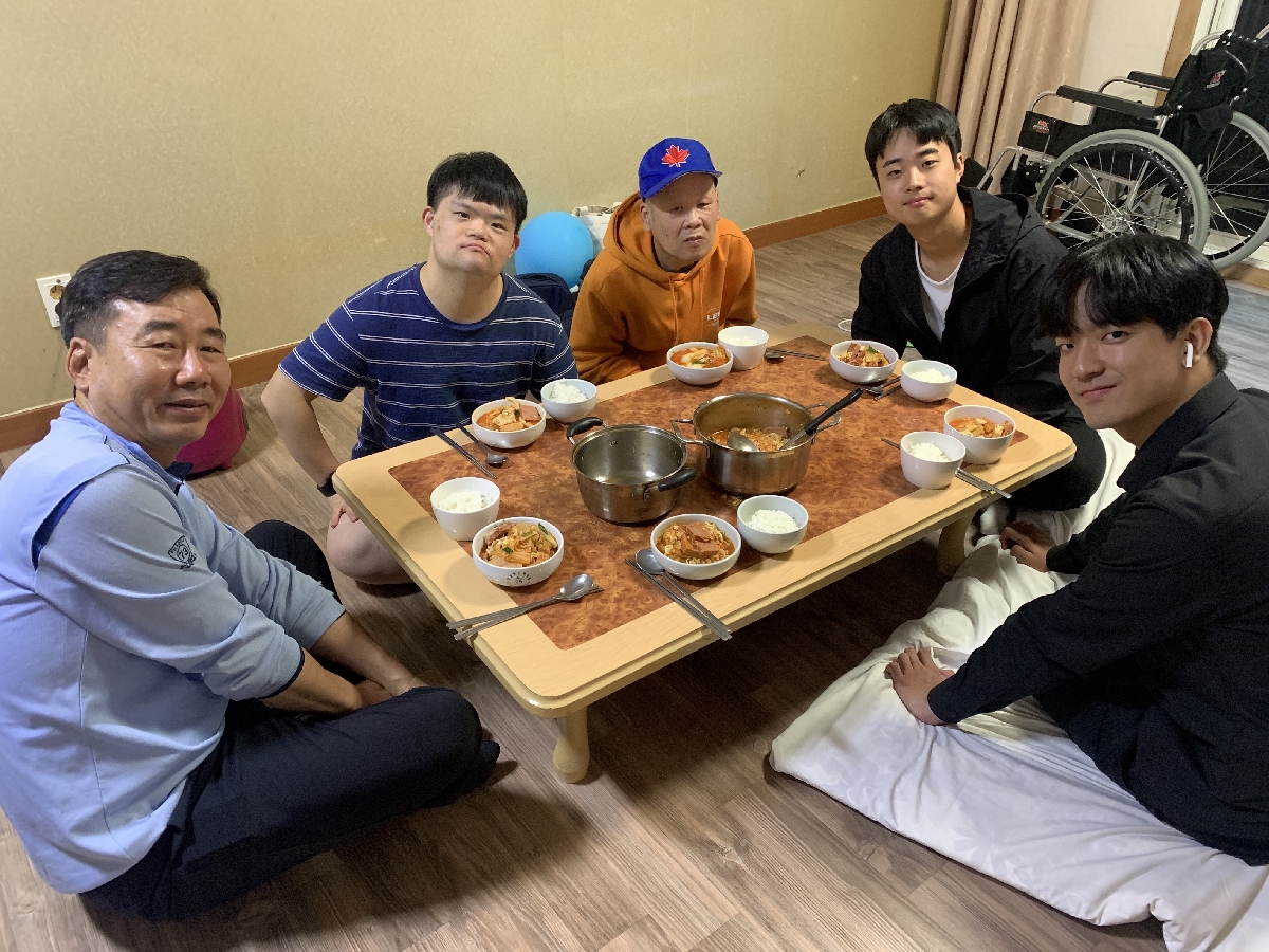 직접 저녁식사를 차리고 사진을 찍고 있다. 우승정, 강성진, 박양호, 한혁, 김도